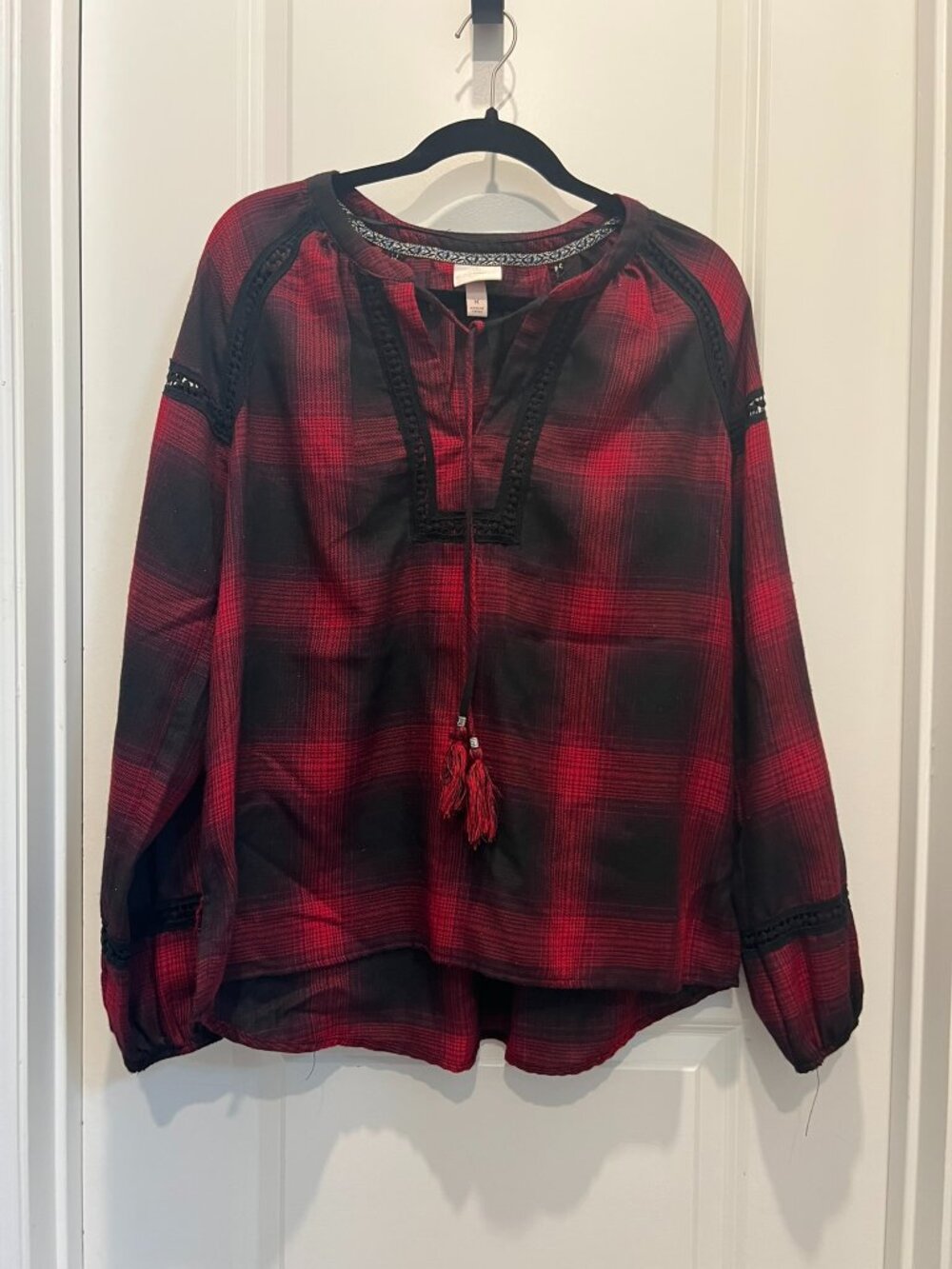 B💲14 ♻ Knox Rose Red Black Plaid Boho Peasant Blouse Tassel Lace | Med | A0001